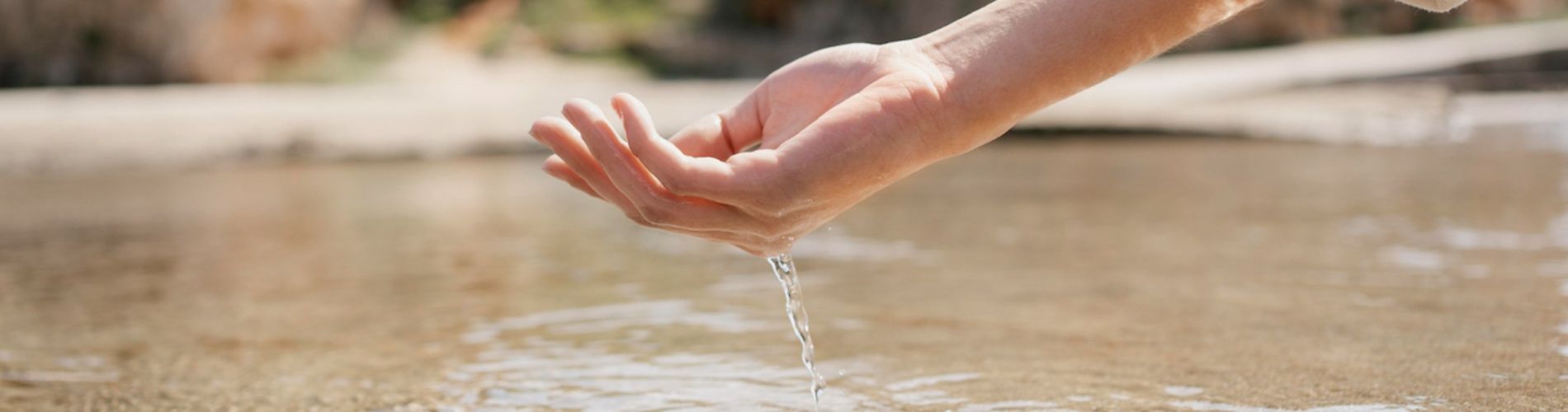 mani in acqua