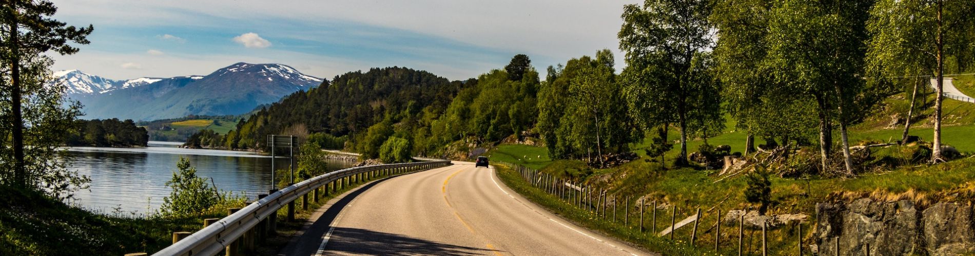 strada affianco al lago