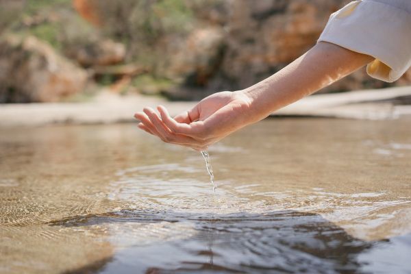 mani in acqua