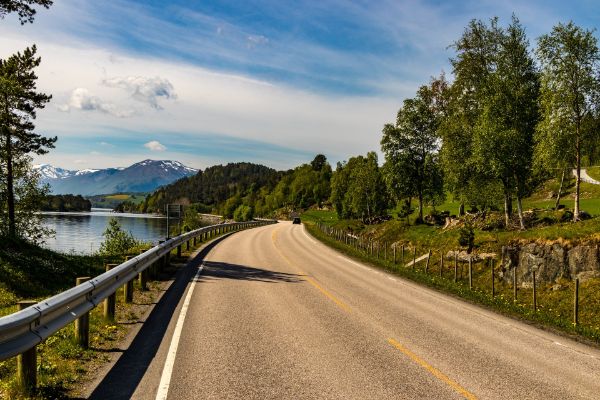 strada affianco al lago